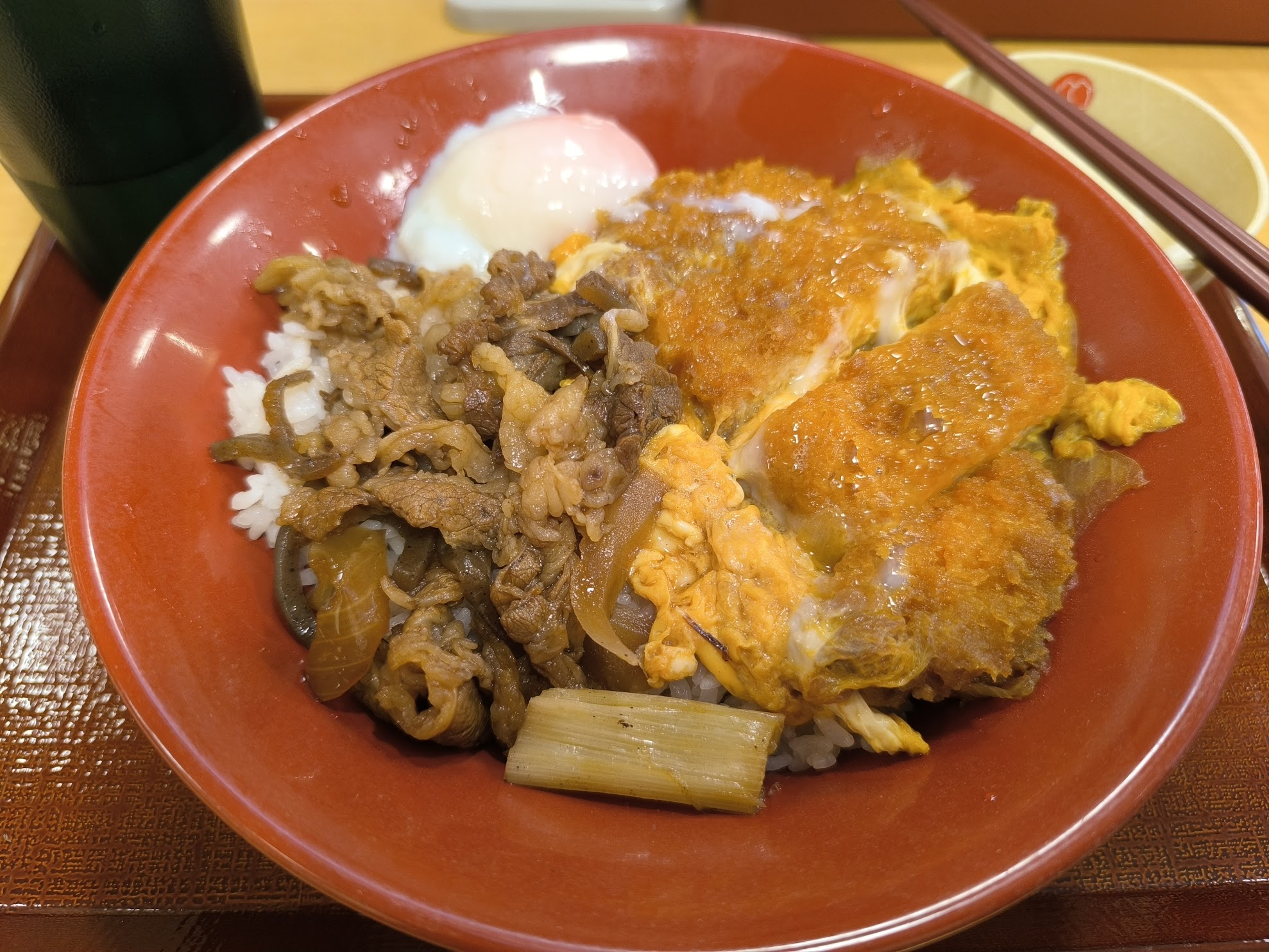 點了一個炸豬排還有牛丼餐，結果我的訂單還被忘記在那邊多等了一下XD